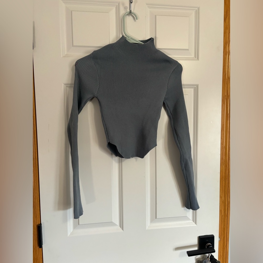 Cropped turtle neck blue sweater